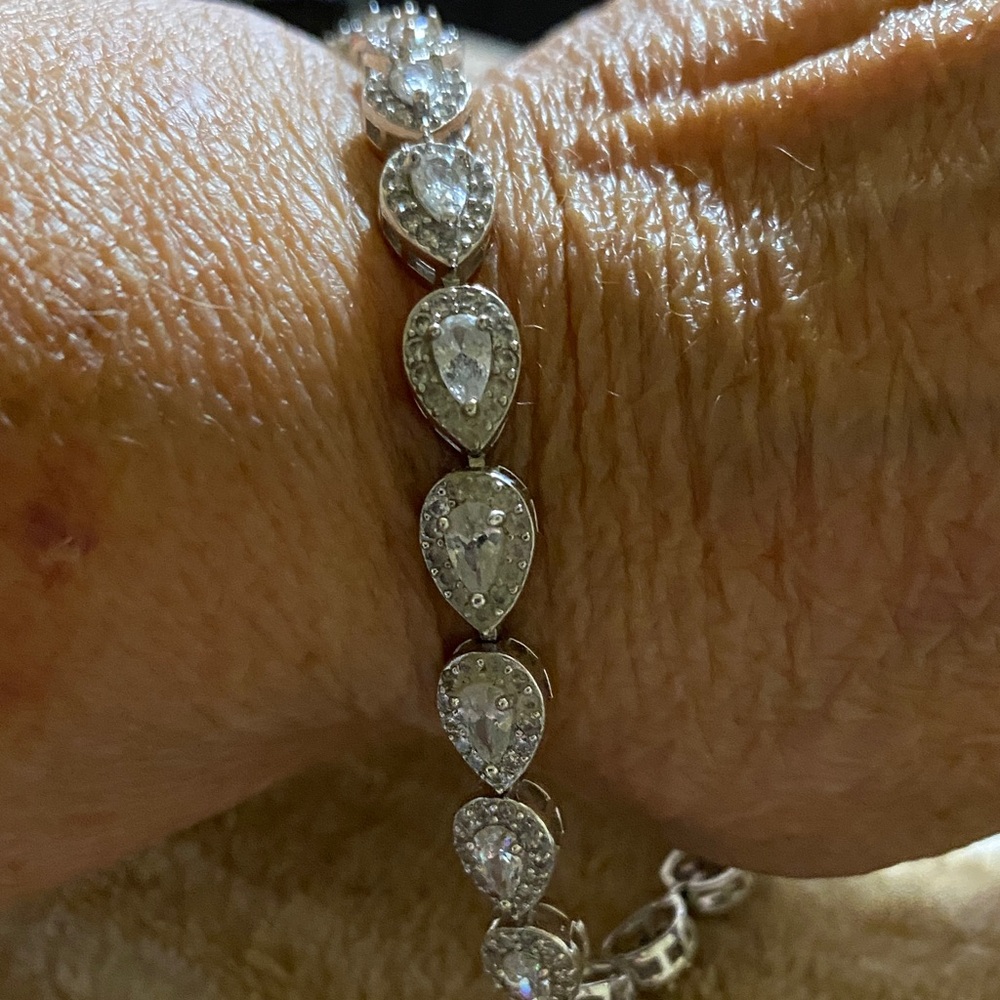 DANBURY MINT TENNIS BRACELET COMES WITJ KEEPSAKE BAG
